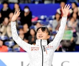 フィギュアスケートの平昌五輪代表に決まり、歓声に応える坂本花織選手＝２４日夜、武蔵野の森総合スポーツプラザ（撮影・高部洋祐）