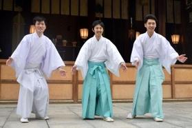 本殿に全力で駆け込んでくる福男を受け止める「福男番」の神職３人。（左から）萬谷浩也さん、粟辻亮平さん、藤岡雅人さん＝西宮市社家町