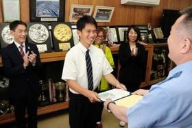 自殺を図ろうとした少女を救出したとして「のじぎく賞」を受けた小池太陽さん＝明石市魚住町長坂寺