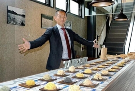 約３０種類から生パスタを選べるレストラン「ＤＡＮ-ＭＥＮ」。２カ月ごとに開くパスタ会で、出雲社長が自ら麺を手打ちする＝淡路市生穂新島