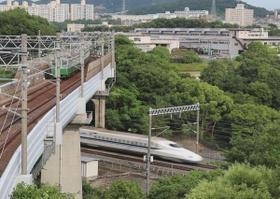 撮影に成功した山陽新幹線と地下鉄の列車が交差する瞬間＝神戸総合運動公園