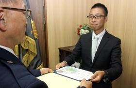 「のじぎく賞」を受ける立花小学校教諭の津田遼さん＝尼崎北署