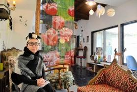 祖母が残した宿を改装して「ユメノマド」を完成させた三上さん＝神戸市兵庫区新開地１