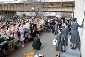 合格者の番号記されたボードから自分の番号を探し出す受験生ら＝２８日午前、宝塚市武庫町、宝塚音楽学校（撮影・風斗雅博）