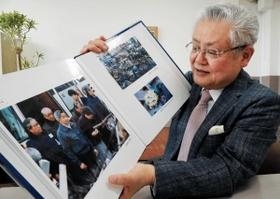震災直後の被災地を訪問された天皇陛下の写真を見ながら当時を振り返る齋藤富雄さん＝神戸市中央区諏訪山町