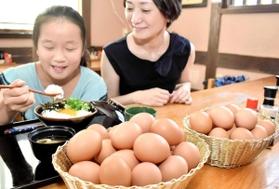ご飯（並）とみそ汁、漬物のセットで４１０円。テーブルの上に積み上げられたとれたての卵は食べ放題＝豊岡市但東町栗尾