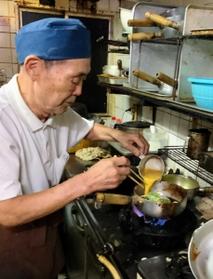 カツ丼を調理する「大力食堂」の藤坂さん。超デカ盛りの「大」はもう作らないと決めた＝西宮市甲子園網引町