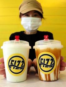 姫路産バナナを使った濃厚ジュース（左）とキャラメルバナナジュースなどを飲み比べる客も多いという＝姫路市岡田