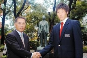 ２００３年、ドラフトで日本ハムへの入団が決まった糸井嘉男選手（右）と榎本保さん（近畿大提供）
