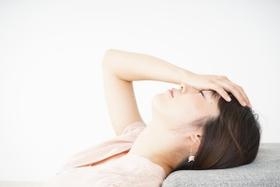大型台風が近づくとツイッター上には「低気圧で異様に眠い」「頭痛い」といった投稿が増える（maroke/stock.adobe.com）