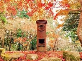 紅葉の季節、色鮮やかな木立に囲まれた「引退ポスト」＝播州清水寺（同寺提供）