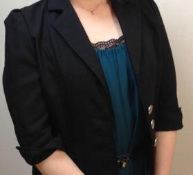 結婚式出席代行を副業とする女性。秘密裏に依頼を受け、仮の役を演じる仕事だけに、顔出しはＮＧだ＝大阪市内