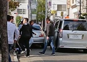 発砲事件直後の現場の様子＝１０日午後２時５０分ごろ、神戸市中央区（読者提供）