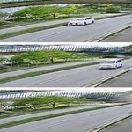 【上】車が行き交う中、傾き始めた橋桁【中】車が通過直後、西側が国道へ落下【下】衝撃で砂ぼこりが上がった＝２２日午後４時２７分、神戸市北区道場町平田（ひまわりライフ北神戸店提供）