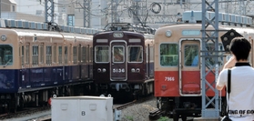阪神電鉄の線路に停車する阪急車両（中央）＝１６日午後、阪神尼崎駅
