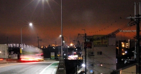 赤く染まる加古川市沿岸部の夜空＝５月２６日午後１１時２９分、同市（撮影・井上太郎）