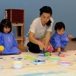 報道陣に公開された認可外保育園「ファミリア　プリスクール夙川」。体感型の教育を目指す＝西宮市南郷町