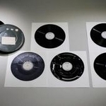 玉音放送原盤の２枚組み（右）と３枚組みが入っていた缶（代表撮影）