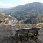 高倉健さんが座った「健さんのベンチ」。城跡の三の丸にある＝竹田城跡