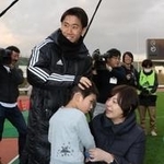 迷子になった男の子が母親と再会し、笑顔で喜ぶ香川真司選手＝神戸市須磨区、ユニバー記念競技場（撮影・小林良多）