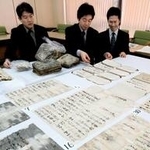 秀吉から脇坂安治宛ての書状について説明する村井祐樹・東大史料編纂所助教（左）ら＝たつの市役所