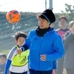 初蹴りで古里の小学生チームとゲームを楽しむ香川真司＝２日、神戸市垂水区、垂水スポーツガーデン（撮影・風斗雅博）