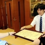 女子生徒を保護し、関貫晴夫署長から感謝状を受け取った関西学院大の森田悠斗さん＝宝塚署