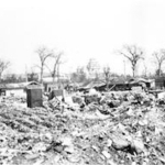１９４５年７月３日の空襲後に撮影された姫路市内。遠くに姫路城が見える（高橋秀吉コレクションより）