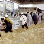 台風で新湊川が氾濫。水かさは一時、腰まで達した＝１９９８年９月２２日、神戸市兵庫区東山町