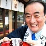 「切腹最中」を手にする新正堂の渡辺仁久さん。あんの奥には白い求肥（ぎゅうひ）がつまる。「お客さんが、内匠頭のハラの白さよ…って」＝東京都港区新橋