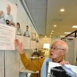 阪神・淡路大震災直後の食事を紹介するパネルの前で記憶をたどる大塚迪夫さん＝神戸市中央区脇浜海岸通１