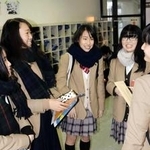 仲の良い同級生たちとの会話に表情を和ませる三原舞依（中央）＝芦屋市宮川町、県芦屋高