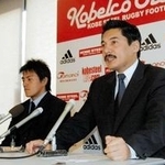 神戸製鋼ラグビー部総監督に就任した平尾誠二ゼネラルマネジャー（右）と後藤翔太新主将＝２００７年３月、５日午後、神戸市東灘区の神戸製鋼ラグビー部クラブハウス