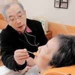 妻の山崎真佐子さんと面会する敬一さん＝養父市