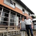 ロビン・ピアソンさんと高橋清美さん夫妻。「５万円のことは言わないで…」と照れる一面も＝兵庫県香美町村岡区柤岡