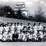 山陽電気鉄道が創設したプロ野球チーム「山陽クラウンズ」の選手ら＝１９５１年１１月、明石球場（山陽電気鉄道提供）