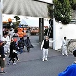カボチャのバルーンを飾り、子どもたちを迎える組員ら＝神戸市灘区篠原本町４