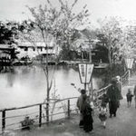 大きな池沿いに遊歩道が整備され、ぼんぼりが立つ「丸山遊園地」（神戸アーカイブ写真館提供）