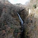 滝口からの全景が鮮明に撮影された「佐坊八反の滝」（河田さん提供）
