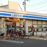 ５歳女児が１０円玉を握りしめ、「おなかがすいた」と店員に伝えたコンビニ。傷害事件発覚のきっかけになった＝１２日午後、伊丹市内