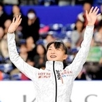 フィギュアスケートの平昌五輪代表に決まり、歓声に応える坂本花織選手＝２４日夜、武蔵野の森総合スポーツプラザ（撮影・高部洋祐）