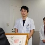 電車で心肺停止の男性を救助した、加古川中央市民病院の医師の市堀博俊さん（左）と白木里織さん＝加古川中央市民病院