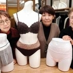姿勢を良くする下着を開発・販売する「ラ・ピアンタ」の（左から）杉谷治美さん、四宮由幹さん、日野生子さん＝神戸市東灘区本山北町３