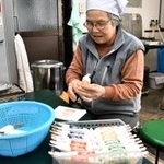 アイスキャンデーを包む岩下愛子さん＝鈴木商店