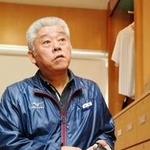 イチロー元選手のために作ったグラブを手にする岸本さん＝宍粟市波賀町安賀、ミズノテクニクス波賀工場