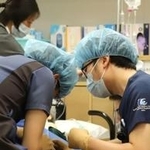 命の危険が迫った患者に必死で処置を施す医師の建部将夫さん＝２３日午後、神戸市中央区、中央市民病院