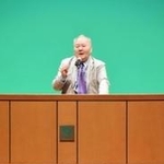 棋士の経験を独特の口調で語る加藤一二三九段＝市総合文化センター・郷の音ホール