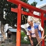 週５日ほどは神社の境内を掃除するという鈴木誠臣さん＝弓場八幡神社