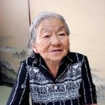 手記を手に、引き揚げの日々を思い返す岩本直美さん。「クーニャン（娘）」など現地の言葉は今も記憶する＝三木市