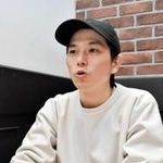 ＬＥＤを使ったダンスパフォーマンスを演出する藤本実さん＝大阪市内